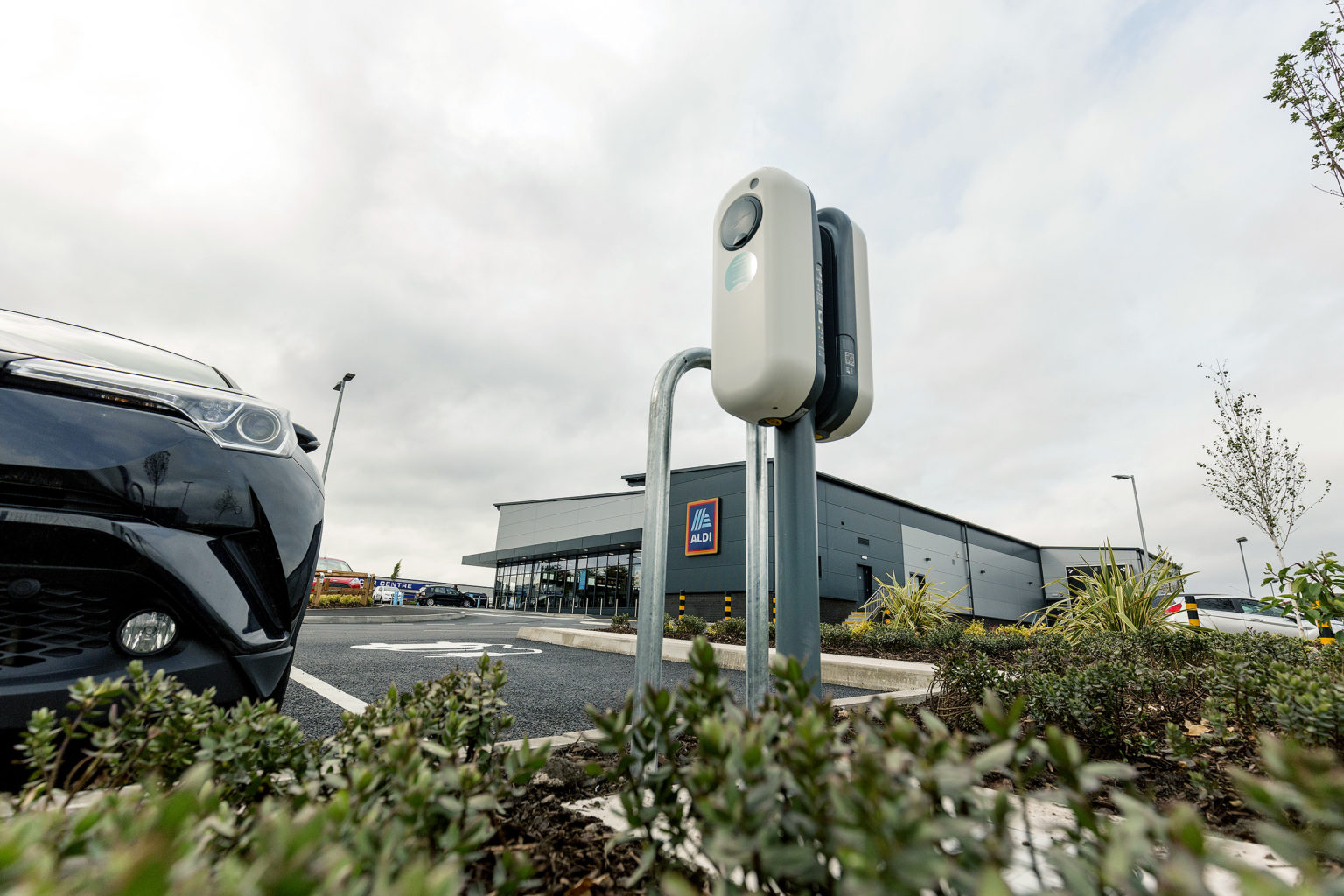 Aldi picks Shell's NewMotion for EV chargers