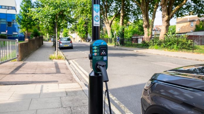 Electric vehicle lamppost column charger_cropped