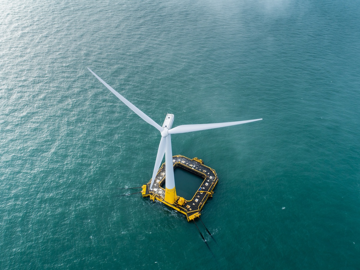 photo de l'éolienne offshore en Loire-Atlantique au large du Croisic.